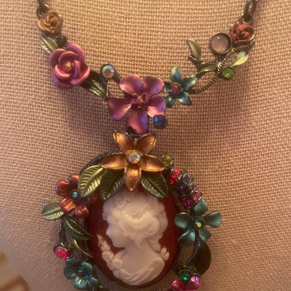 Beautiful Lenora Dame Flower Strewn Cameo Necklace - Picture 4 of 5